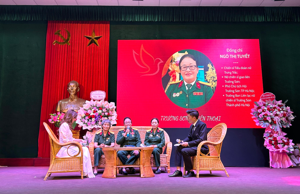 Bà Ngô Thị Tuyết và các nữ chiến sĩ Trường Sơn chia sẻ kỷ niệm tại buổi giao lưu. img-0853.jpg