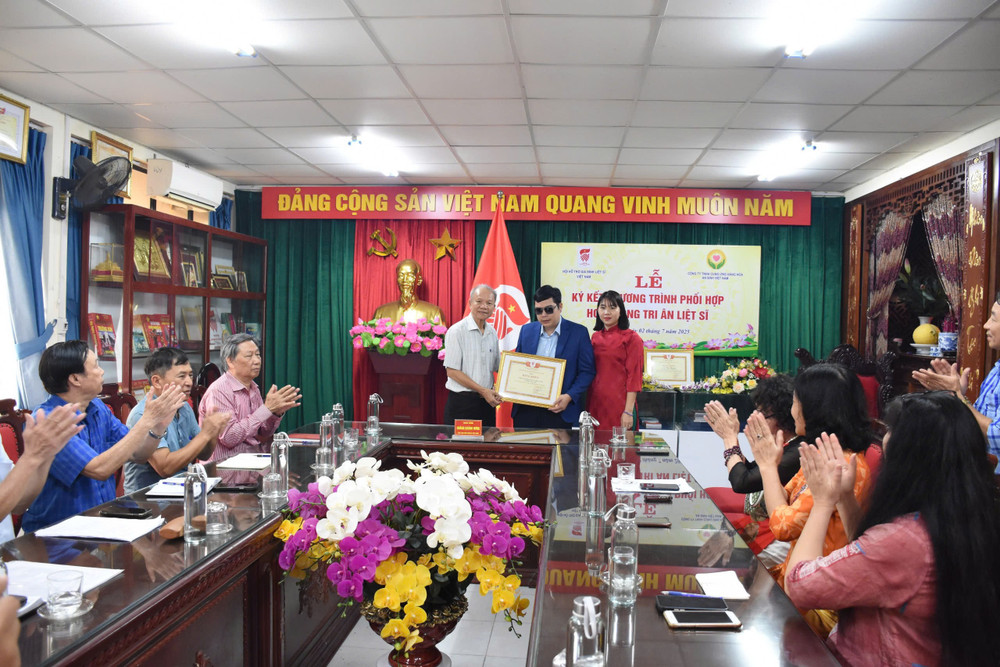 Hội Hỗ trợ gia đình liệt sĩ Việt Nam trao tặng Bằng khen cho đơn vị đồng hành hoạt động tri ân trao-bk.jpg