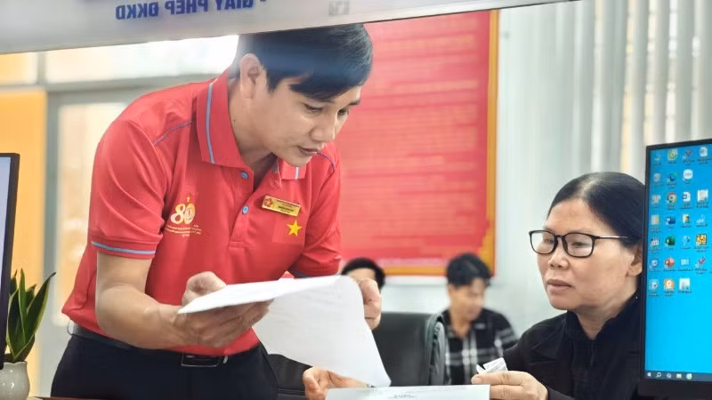 Cán bộ Trung tâm phục vụ hành chính công xã Xuân Hòa, tỉnh Đồng Nai, hướng dẫn cho người dân làm thủ tục hành chính. (Ảnh THIÊN VƯƠNG)