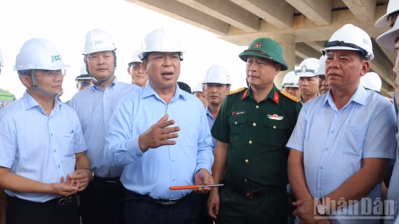 Bộ trưởng Xây dựng Trần Hồng Minh và Chủ tịch Ủy ban nhân dân tỉnh Đồng Nai Võ Tấn Đức kiểm tra dự án đường cao tốc Biên Hòa-Vũng Tàu.