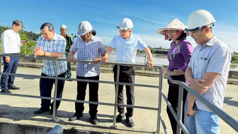 Phó Chủ tịch Ủy ban nhân dân tỉnh Đồng Nai Nguyễn Thị Hoàng (thứ 2 từ phải qua) kiểm tra vận hành Nhà máy Thủy điện Phú Tân 2.