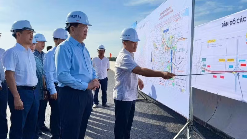 Đại diện chủ đầu tư dự án báo cáo tiến độ với Phó Thủ tướng Chính phủ Mai Văn Chính.