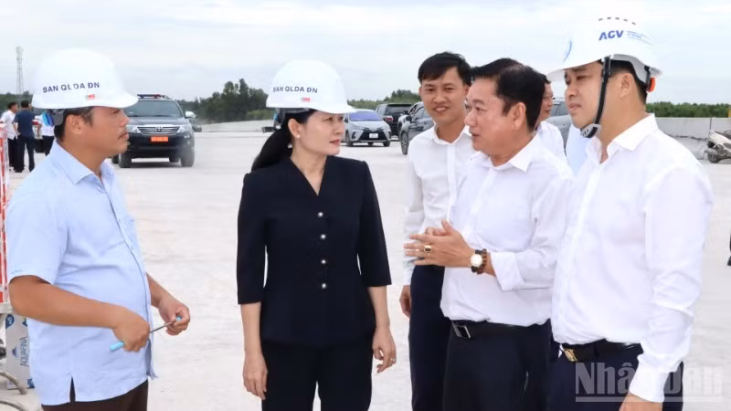 Phó Bí thư Thường trực Tỉnh ủy Đồng Nai Tôn Ngọc Hạnh và Phó Chủ tịch Ủy ban nhân dân tỉnh Hồ Văn Hà nghe báo cáo về tiến độ Dự án thành phần 3, đường Vành đai 3-Thành phố Hồ Chí Minh.
