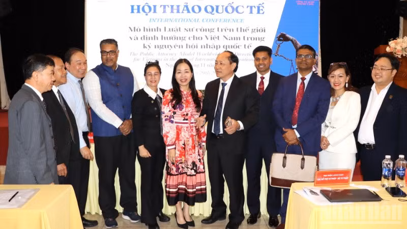Các đại biểu Việt Nam và quốc tế tham dự hội thảo.