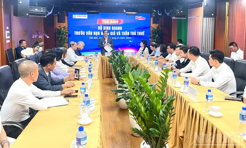 Tọa đàm: “Hộ kinh doanh trước vấn nạn hàng giả và tuân thủ thuế”. (Ảnh: Kim Dung)