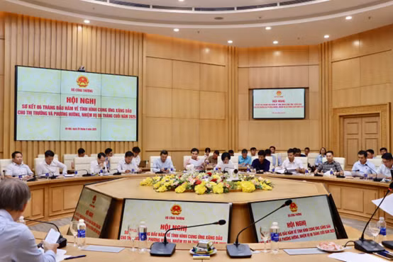 Hội nghị sơ kết 6 tháng đầu năm và triển khai nhiệm vụ 6 tháng cuối năm 2025 về công tác cung ứng xăng dầu cho thị trường trong nước.