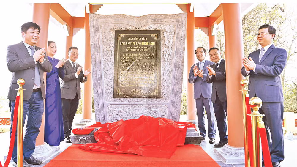 Các đồng chí lãnh đạo Báo Nhân Dân và tỉnh Tuyên Quang thực hiện nghi thức khánh thành Nhà bia di tích Báo Nhân Dân, ngày 9/3/2023. Ảnh: THỦY NGUYÊN