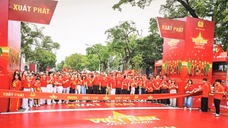Chương trình “Cùng Việt Nam tiến bước” do Báo Nhân Dân và Bộ Công an phối hợp tổ chức được kỳ vọng sẽ huy động sức mạnh tập thể của hàng triệu người dân trên khắp mọi miền Tổ quốc cùng tham gia đi bộ, ghi dấu 1 tỷ bước chân vì sức khỏe, tinh thần đoàn kết và khát vọng vươn lên của một dân tộc đang chuyển mình mạnh mẽ trong kỷ nguyên mới. Ảnh: THÀNH ĐẠT