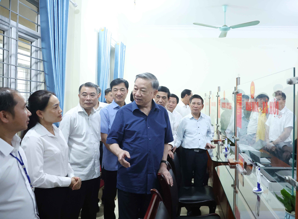 Tổng Bí Thư Tô Lâm thăm kiểm tra Trung tâm phục vụ hành chính công xã Si Pa Phìn, Điện Biên. (Ảnh: Thống Nhất – TTXVN) tbt-taidienbien3.jpg