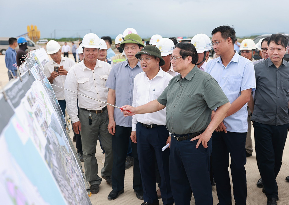 Thủ tướng Phạm Minh Chính kiểm tra Dự án đầu tư xây dựng cao tốc Bắc-Nam phía Đông đoạn Vạn Ninh-Cam Lộ. Ảnh: Dương Giang/TTXVN tt262.jpg