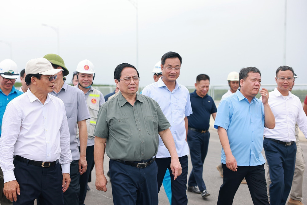 Thủ tướng Phạm Minh Chính kiểm tra thi công Dự án đầu tư xây dựng cao tốc Bắc-Nam phía Đông đoạn Vạn Ninh-Cam Lộ. Ảnh: Dương Giang/TTXVN tt261.jpg