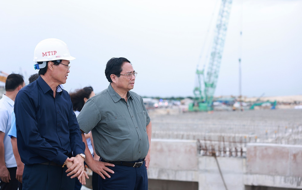 Thủ tướng Phạm Minh Chính kiểm tra, thị sát Dự án khu bến cảng Mỹ Thủy. Ảnh: Dương Giang/TTXVN tt268.jpg