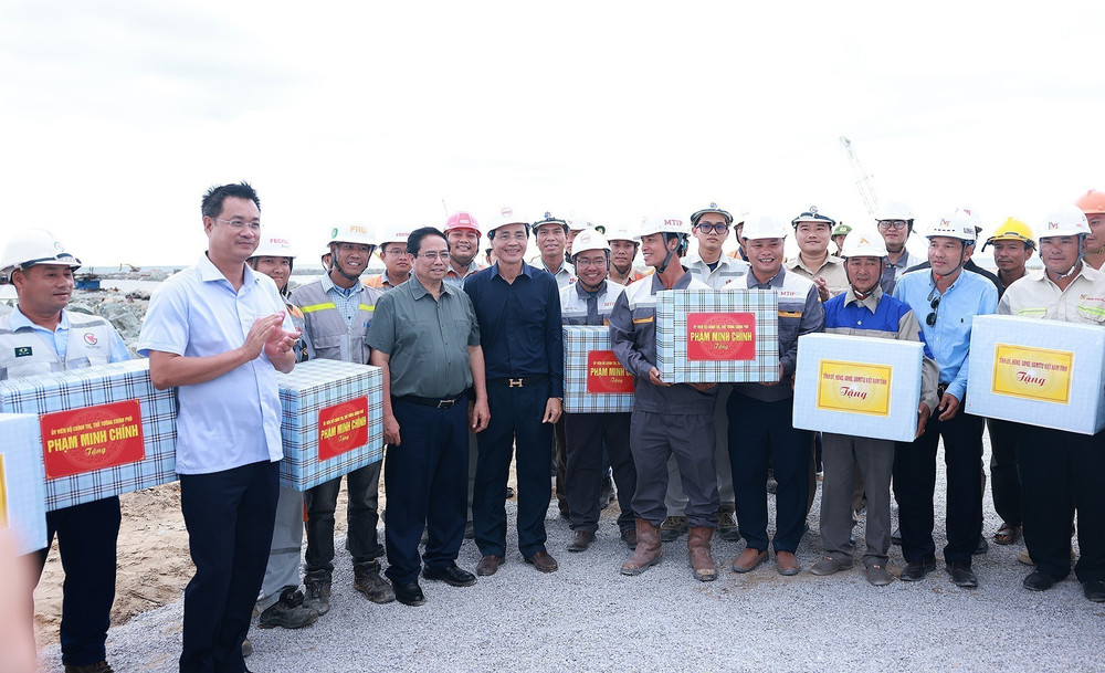 Thủ tướng Phạm Minh Chính tặng quà các đơn vị thi công Dự án Tổ hợp công nghiệp hàng không - Đô thị sân bay Quảng Trị. Ảnh: Dương Giang/TTXVN tt265.jpg