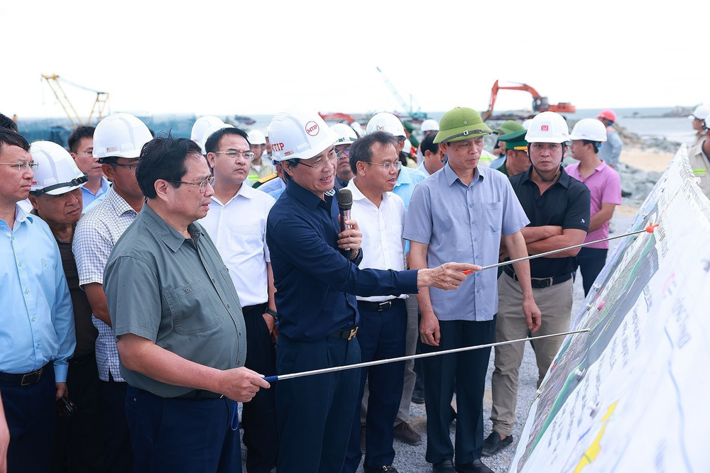Thủ tướng Phạm Minh Chính kiểm tra thi công Dự án khu bến cảng Mỹ Thủy. Ảnh: Dương Giang/TTXVN tt266.jpg
