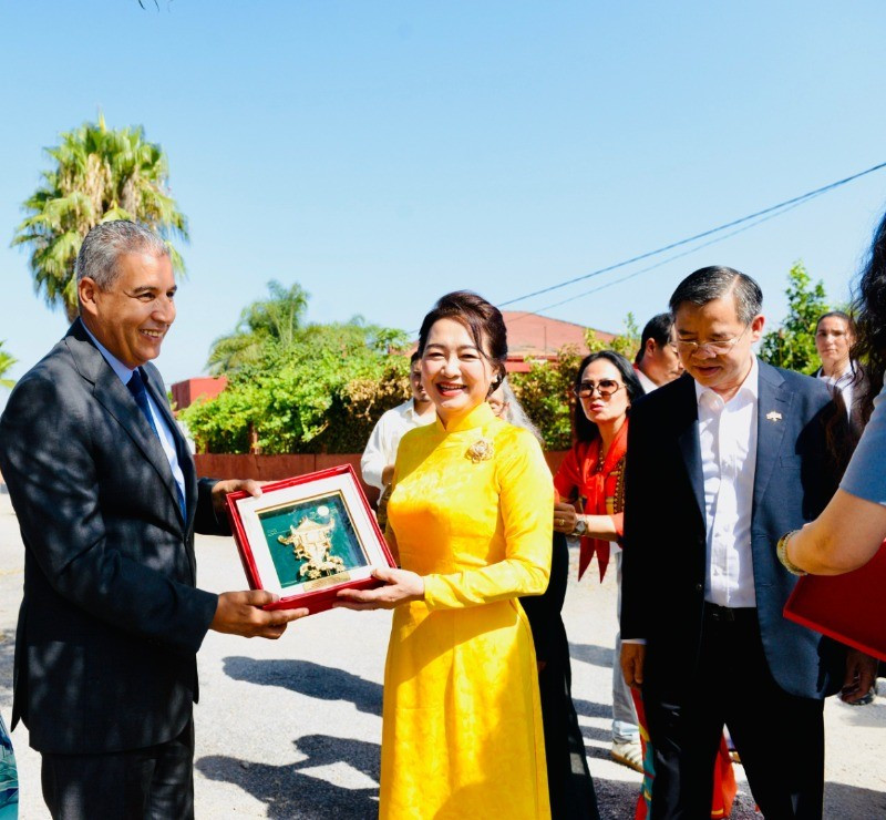 Phu nhân Nguyễn Thị Thanh Nga tặng quà lãnh đạo địa phương.