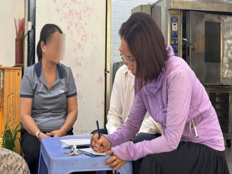 Lực lượng chức năng phường An Hải làm việc với cửa hàng bánh mì, nơi xảy ra vụ việc. (Ảnh: AD)