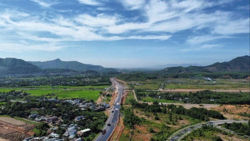 Thứ trưởng Xây dựng Nguyễn Việt Hùng yêu cầu đẩy nhanh tiến độ, thông xe kỹ thuật tuyến cao tốc Hòa Liên-Túy Loan trước ngày 19/8. (Trong ảnh: Cao tốc Hòa Liên-Túy Loan nhìn từ trên cao) 707068d6045eb200eb4f-5825.jpg