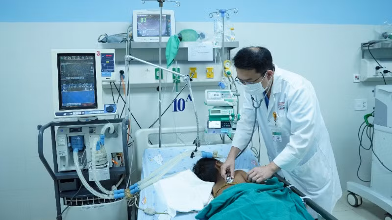 Bác sĩ thăm khám cho các bệnh nhi trong thời gian điều trị bằng thuốc đặc trị.