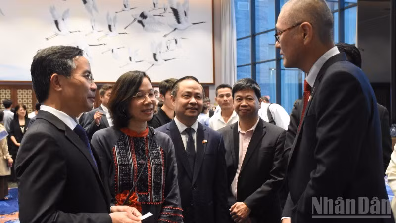 Chủ tịch thành phố Đà Nẵng Phạm Đức Ấn trao đổi với các doanh nghiệp Nhật Bản. (Ảnh: ANH ĐÀO)