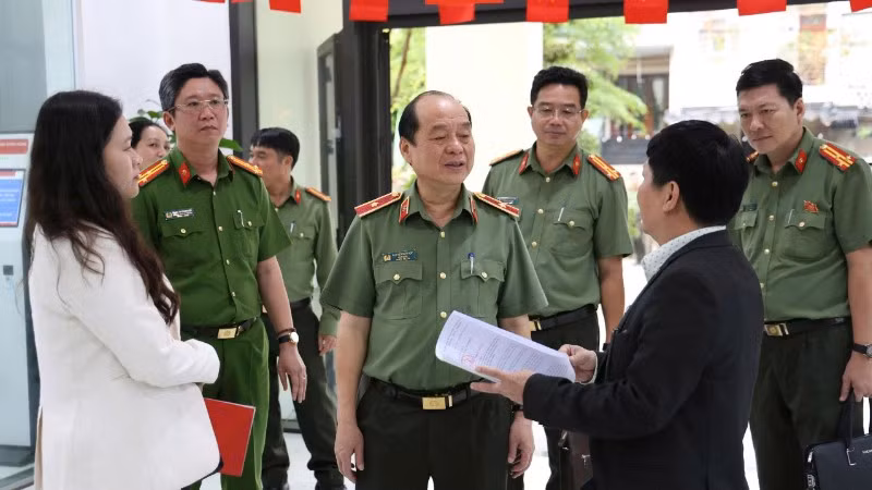 Thiếu tướng Nguyễn Hữu Hợp và Đoàn công tác kiểm tra công tác bảo đảm an ninh, trật tự tại địa điểm bầu cử trên địa bàn phường Hải Châu.