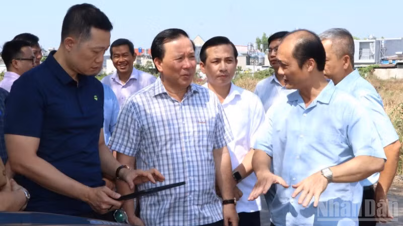 Lãnh đạo Ủy ban nhân dân thành phố Đồng Nai khảo sát thực hiện một dự án trên địa bàn phường Trảng Dài.