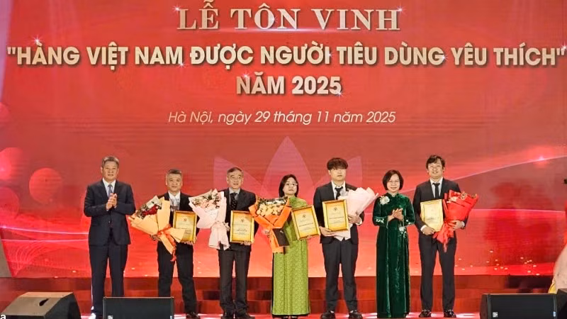 Lãnh đạo thành phố Hà Nội tặng hoa Ban giám khảo và các đơn vị đồng hành cùng chương trình.
