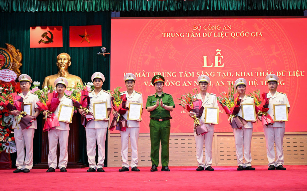 Lãnh đạo Trung tâm Dữ liệu quốc gia trao quyết định cho nhân sự hai đơn vị mới. 3.jpg
