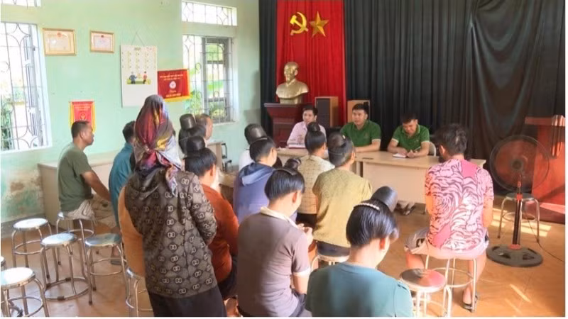 Cán bộ Ngân hàng Chính sách-Xã hội Điện Biên tuyên truyền và tư vấn mở tài khoản ngân hàng đến chủ rừng trên địa bàn các xã thuộc khu vực huyện Nậm Pồ cũ.