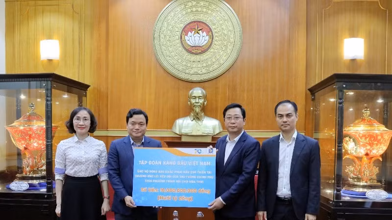 Phó Tổng Giám đốc Petrolimex Nguyễn Ngọc Tú trao 10 tỷ đồng ủng hộ đồng bào khắc phục hậu quả thiên tai thông qua Ban Vận động cứu trợ Trung ương.