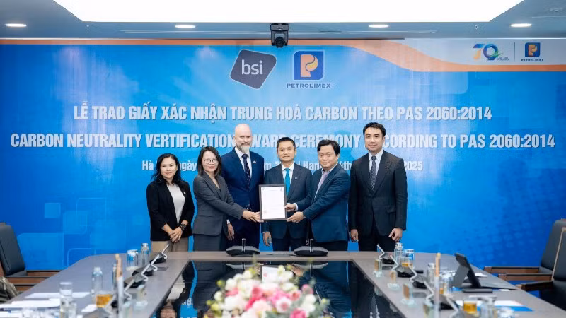 Ông Nguyễn Ngọc Tú - Phó Tổng giám đốc đại diện Tập đoàn Xăng dầu Việt Nam nhận giấy Xác nhận Trung hòa carbon từ đại diện Đại sứ quán Anh và Tổ chức BSI.