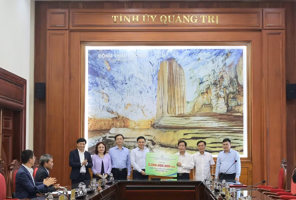 Petrovietnam trao biểu trưng hỗ trợ 3 tỷ đồng tại tỉnh Quảng Trị.