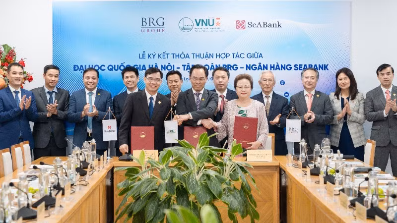 Đại diện Tập đoàn BRG, Ngân hàng SeABank và Đại học Quốc gia Hà Nội ký kết thỏa thuận hợp tác.