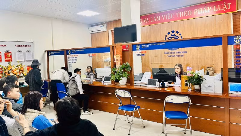 Người dân làm thủ tục hành chính tại phường Định Công, thành phố Hà Nội.