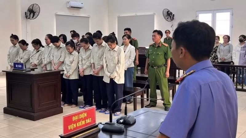 Một phiên xét xử các đối tượng trong đường dây buôn bán người.