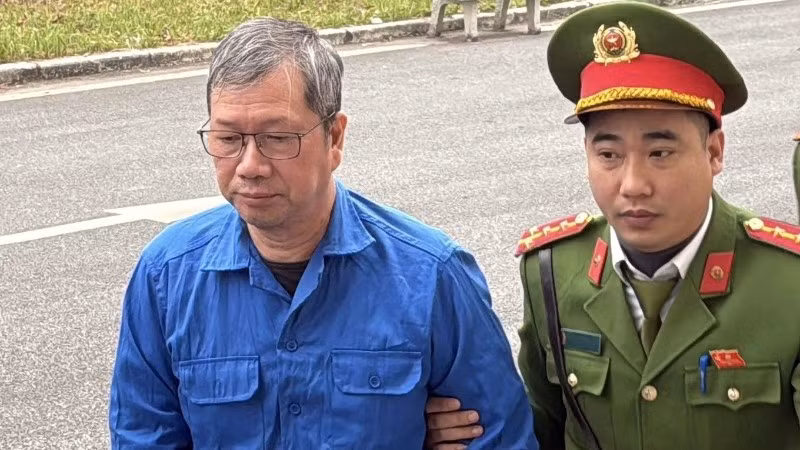 Bị cáo bị dẫn giải ra Tòa.