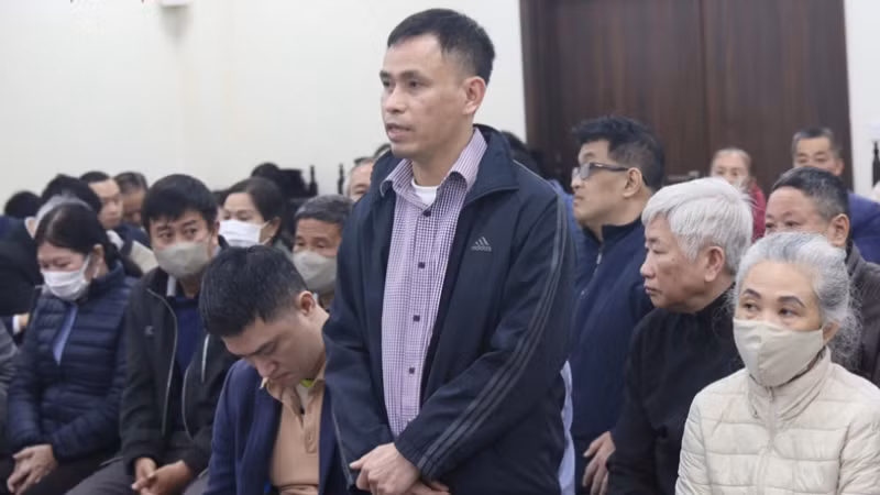 Bị cáo Phạm Văn Cách trả lời Hội đồng xét xử tại Tòa án.
