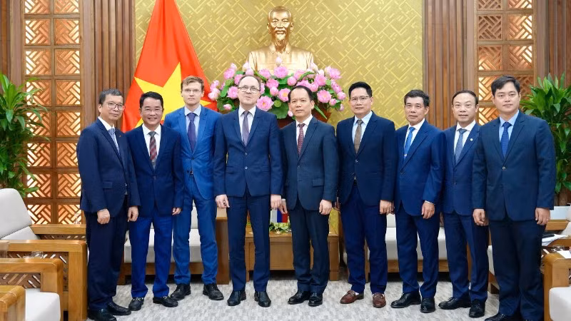 Bộ trưởng Hoàng Thanh Tùng chụp ảnh lưu niệm cùng Đại sứ Bezdetko Gennady Stepanovich.