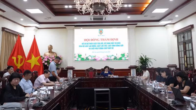 Quang cảnh họp thẩm định. (Ảnh: HỒNG MÂY)