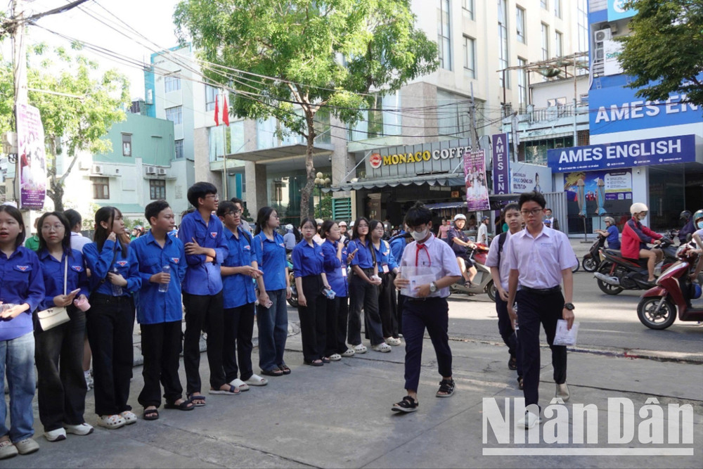 Hơn 11.600 thí sinh Đà Nẵng dự thi vào lớp 10 trung học phổ thông sáng 2/6. (Ảnh: ANH ĐÀO) 9de98a16c9657d3b2474-9679.jpg