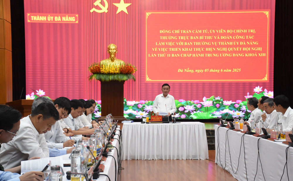 Quang cảnh buổi làm việc sáng 5/6. (Ảnh: ANH ĐÀO) 2.jpg