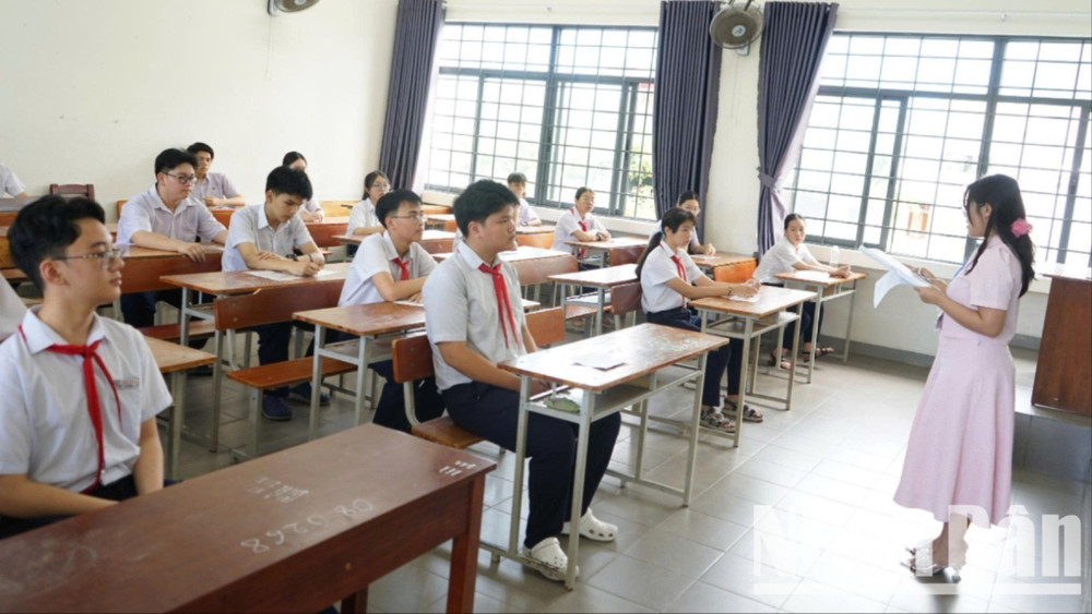 Các thí sinh bước vào môn thi đầu tiên, môn Ngữ văn với thời gian làm bài 120 phút. (Ảnh: ANH ĐÀO) 9f1e0fe77a94ceca9785-8193-7473.jpg