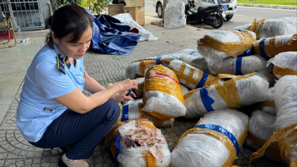 Toàn bộ bao hàng chứa mực khô đã mốc, gây ô nhiễm môi trường, bị vứt bỏ trên vỉa hè. ((Ảnh: Chi cục Quản lý thị trường Đà Nẵng) tai-xuong-9884.jpg