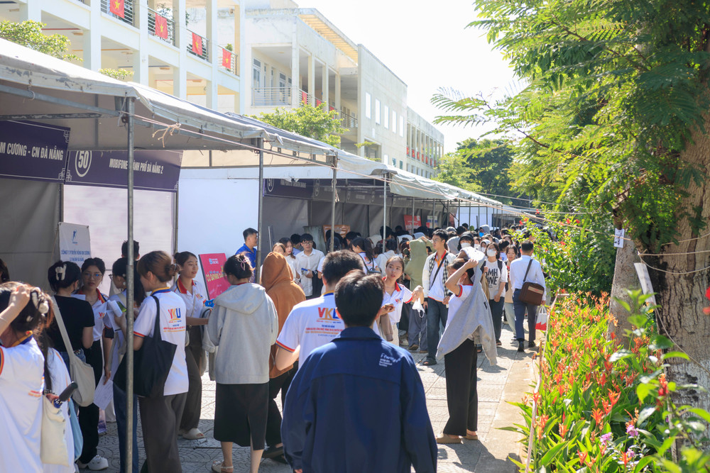 Ngày hội việc làm VKU Job Fair 2025 thu hút gần 10.000 sinh viên, người lao động tham gia ứng tuyển. mg-3739.jpg