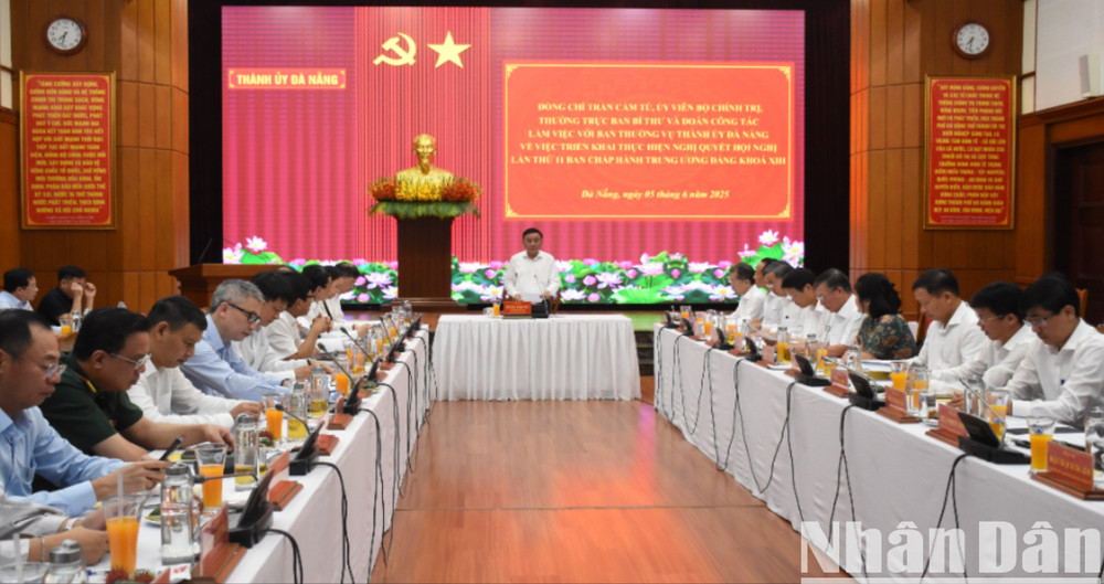 Thường trực Ban Bí thư Trần Cẩm Tú làm việc với Ban Thường vụ Thành ủy Đà Nẵng sáng 5/6. (Ảnh: ANH ĐÀO)