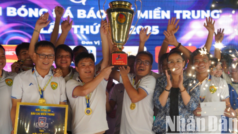Báo chí Nghệ An lần thứ 7 đăng quang giải đấu ý nghĩa này. (Ảnh: ANH ĐÀO) cb80fc0cd571612f3860-6131-6996.jpg