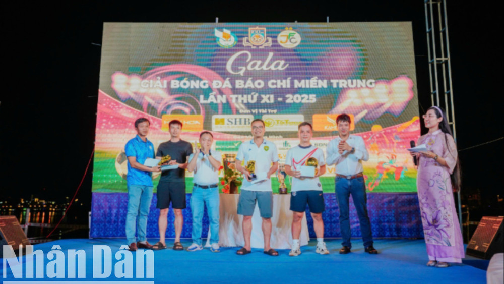 Cầu thủ Xuất sắc Hoàng Hùng và Thủ môn Xuất sắc Trần Lê Minh (Báo chí Nghệ An), Vua phá lưới Hoàng Quân (JFC Đà Nẵng), Đức Anh (Báo chí Thanh Hoá) nhận giải thưởng từ ban tổ chức. (Ảnh: ANH ĐÀO) 8f15c417686adc34857b-4334-4090.jpg