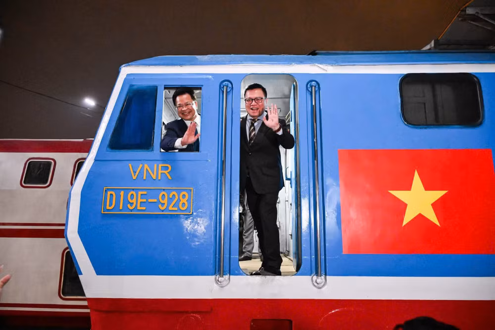 Tổng Biên tập Báo Nhân Dân Lê Quốc Minh và ông Đặng Sỹ Mạnh, Chủ tịch Hội đồng thành viên Tổng Công ty Đường sắt Việt Nam trên "Chuyến tàu hạnh phúc" đêm giao thừa.
