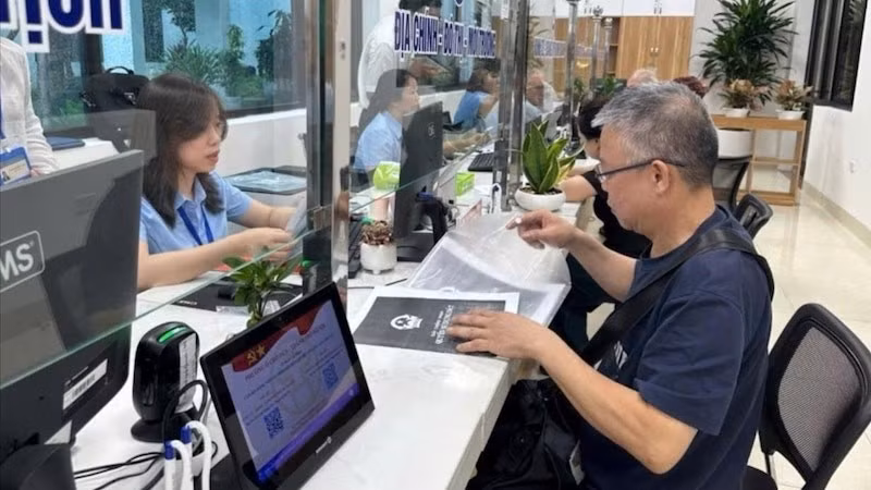 Người dân đến làm thủ tục tại điểm tiếp nhận phục vụ hành chính công phường Ô Chợ Dừa. (Ảnh: BẢO LÂM)