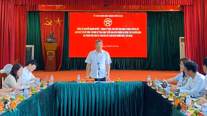 Phó Chủ tịch Ủy ban nhân dân thành phố Hà Nội Nguyễn Mạnh Quyền phát biểu tại buổi làm việc.