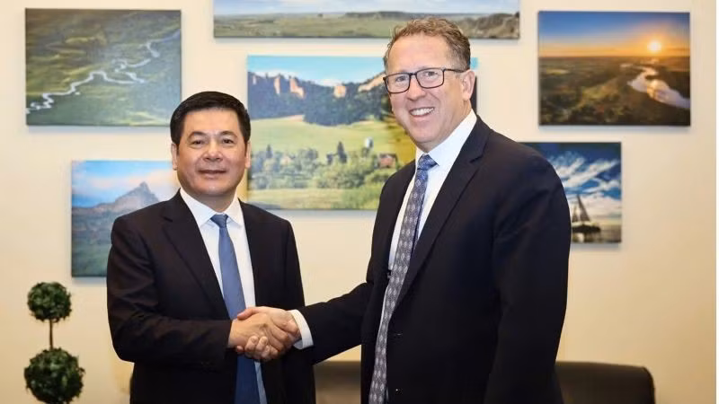 Bộ trưởng Công thương Nguyễn Hồng Diên và Hạ nghị sĩ Adrian Smith (bang Nebraska, Đảng Cộng hòa). (Ảnh: NGUYÊN MINH)